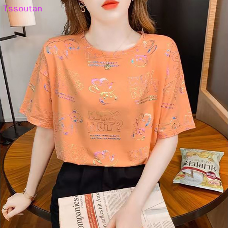 [TSST] เสื้อยืดคอกลมแขนสั้นหลวมพิมพ์ลายหมีแฟชั่นฤดูร้อนสำหรับผู้หญิง TAN