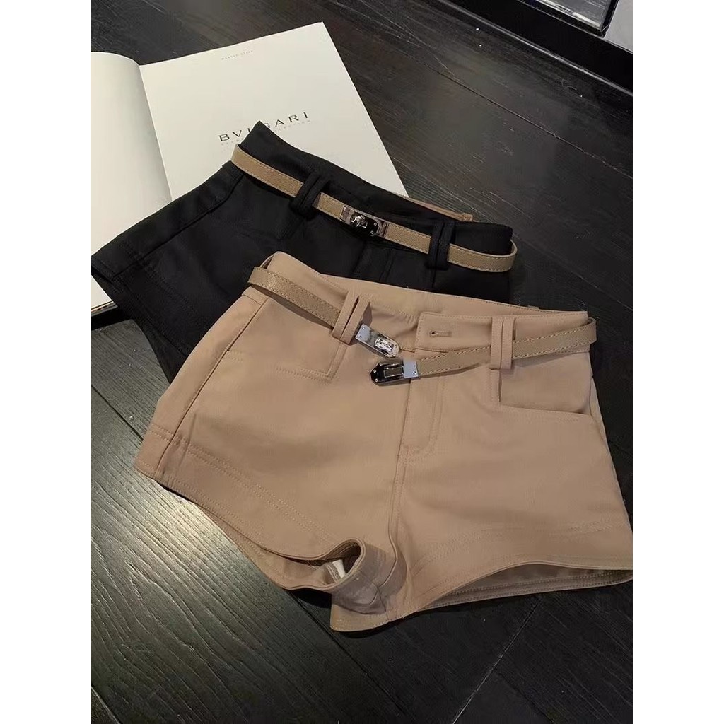 กางเกงขาสั้นสีคาคีสไตล์ลำลอง ดีไซน์ทรงรัดรูปและเอวสูง ช่วยให้ขาดูยาว เหมาะสำหรับใส่ภายนอก