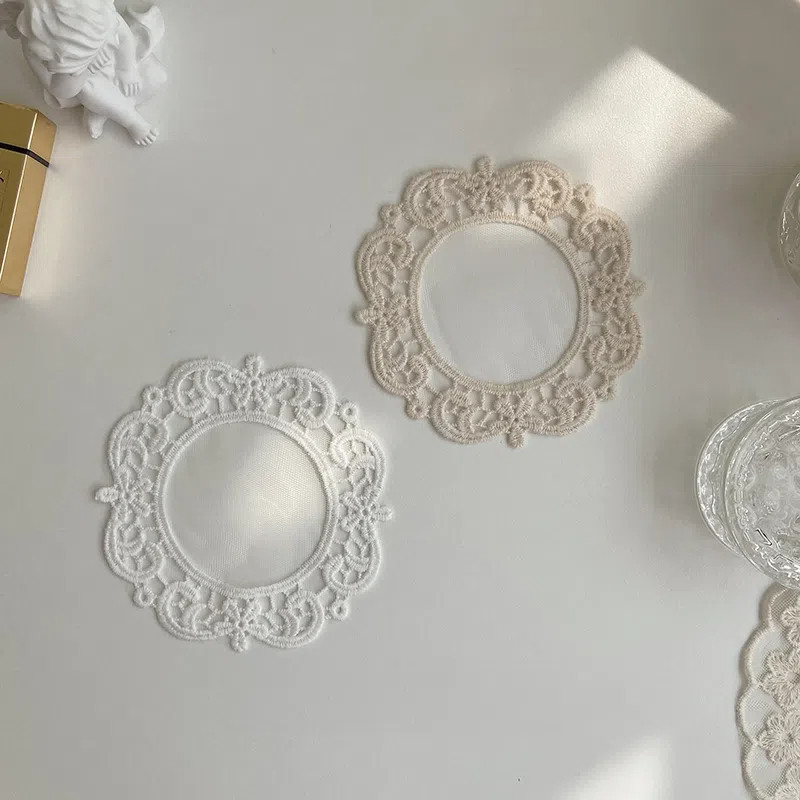 Ins ลูกไม้ Hollow ดอกไม้เย็บปักถักร้อยสีขาวผ้าเช็ดปากรับประทานอาหาร Placemat ถ้วย Pad ตารางตกแต่งบ้าน