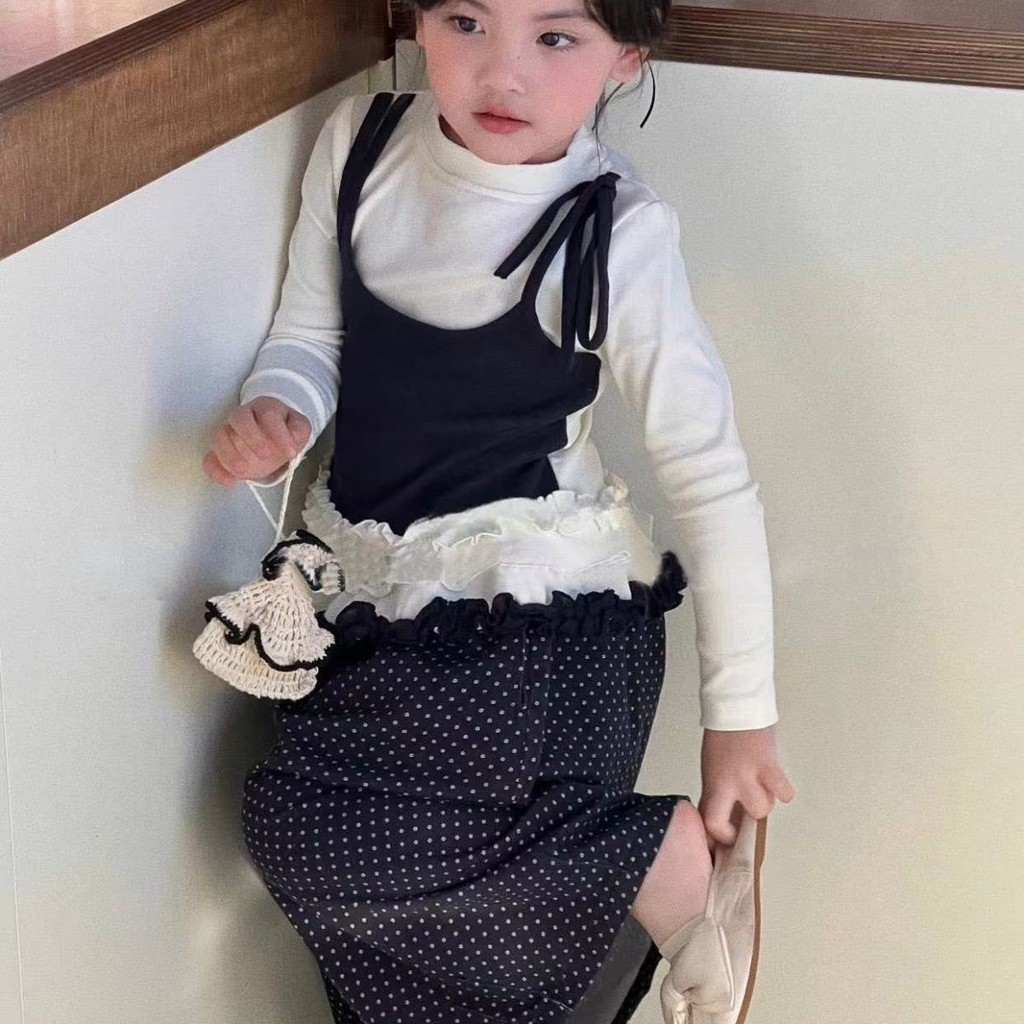 สาวสูทปลอมสองชิ้นสีคมชัดแขนยาวเสื้อยืด2025ต้นฤดูใบไม้ผลิรูปแบบใหม่ลูกไม้ ผอมลง ดูฐานเก๋ด้านบนลายจุดกางเกง