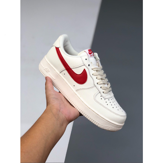 2024new NiKe Air Force 1 '07 Low Rice White/Red Tick รองเท ้ าผู ้ ชายและผู ้ หญิง AF1 รองเท ้ าผ ้ 