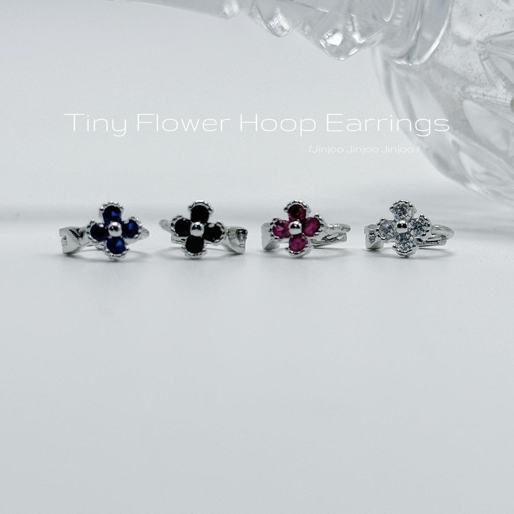 Jinjoo ต่างหูห่วงจิ๋วดอกไม้ รุ่น tiny flower hoop earrings มี 4 สี ดำ น้ำเงิน ใส ชมพู ใส่ helix ขนาด 6 mm รหัส JJ45