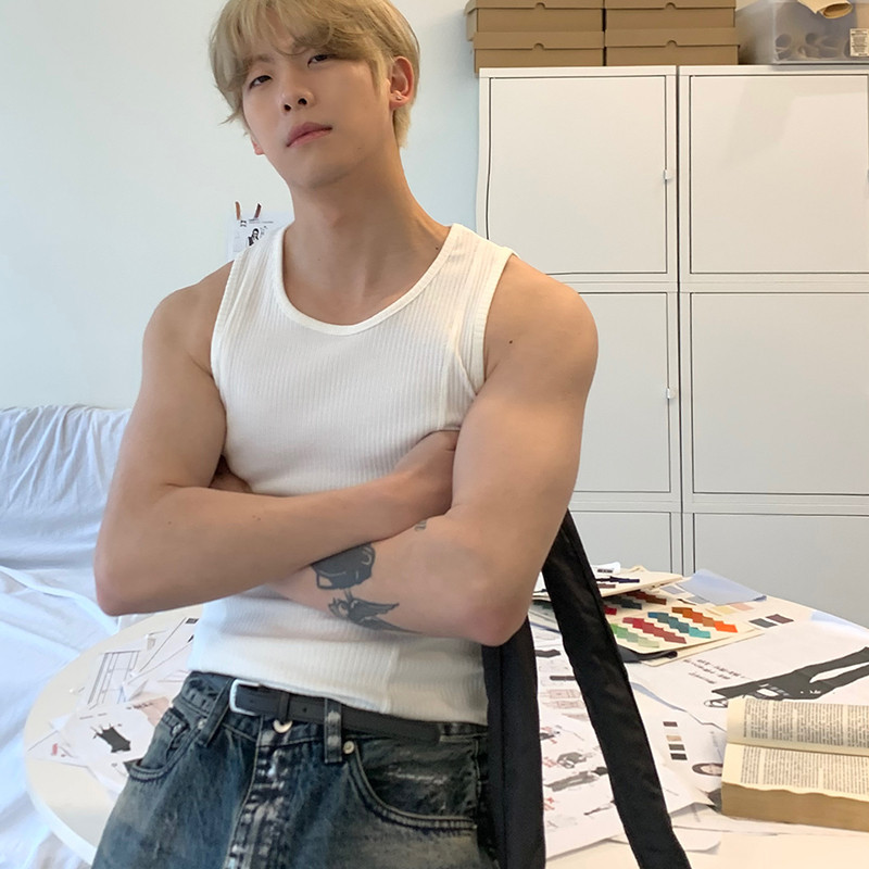 เวอร์ชั่นเกาหลีเกลียวผอมยืดสีทึบเสื้อกั๊กผู้ชายกีฬาฟิตเนสแขนกุด จุดต่ําสุด เสื้อเสื้อกั๊กลําลองฤดูร้อน