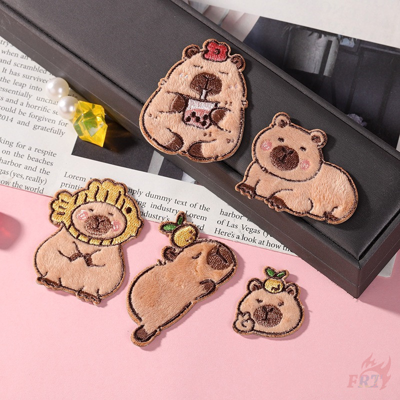 ✿ Kawaii Capybara Q-1 Plush Self-กาวสติกเกอร์ Patch ✿ 1 ชิ้น DIY เย็บบนเหล็กบนป้ายเสื้อผ้าเย็บปักถักร้อย