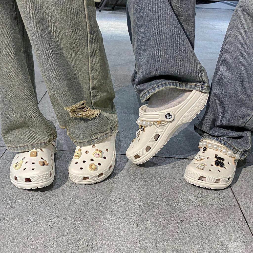 Crocs Classic Clogs Sandals รองเท้าลําลองกันลื่น ผู้ชายและผู้หญิง รองเท้าน้ําชายหาด รองเท้าแตะแบบนุ่ม