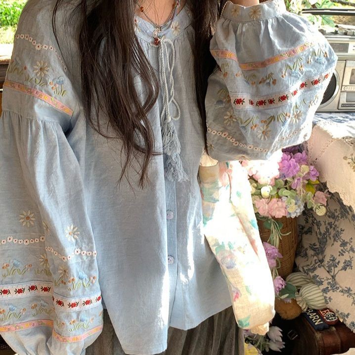 [แอนนี่] เสื้อเชิ้ตแขนยาวปักลายดอกไม้ฮันนี่เดซี่ สไตล์วรรณกรรมย้อนยุค หลวม ใหม่ 2025 ฤดูใบไม้ผลิ