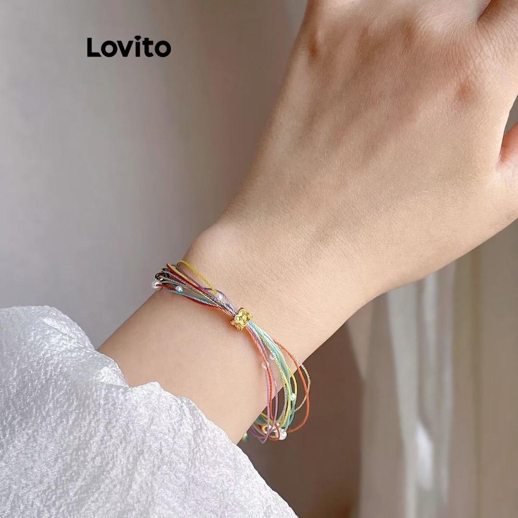 Lovito สร้อยข้อมือผู้หญิง เชือกถักสีรุ้ง แต่งไข่มุก สีเรียบ สไตล์ลำลอง LFA37347