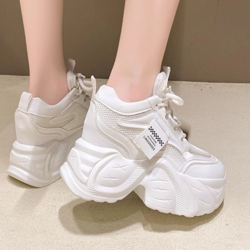 รองเท้ากีฬาส้นหนาผู้หญิง น้ำหนักเบา ใส่สบาย ทันสมัย ​​แมตช์ง่าย รองเท้าสีขาวเล็ก เหมาะกับผู้หญิง (9 ซม.)