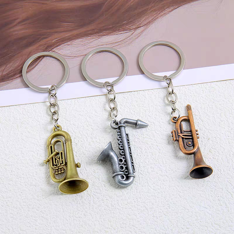 Simple แซ็กโซโฟน Key แหวนมินิทรัมเป็ตพวงกุญแจเครื่องดนตรีรูปร่างโลหะ Keyholder คอนเสิร์ตของขวัญ