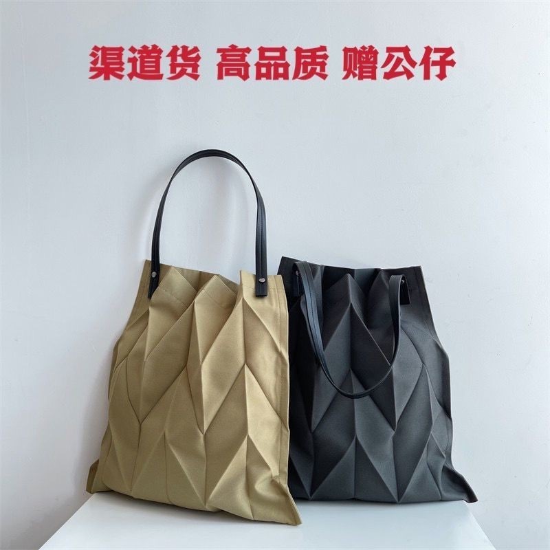 Miyake Tote Bag Pleated Cloth Bag Rhombus Folding Shoulder Portable Special Shopping Bag 49 * 39cm