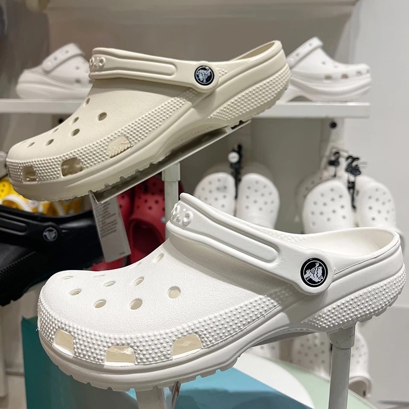 Crocs Classic Clogs Sandals รองเท้าลําลองกันลื่น ผู้ชายและผู้หญิง รองเท้าน้ําชายหาด รองเท้าแตะแบบนุ่ม