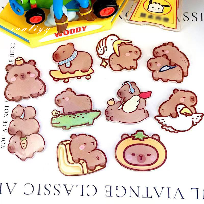 ส่งเร็ว🌼เข็มกลัดอะคริลิคลายการ์ตูนCapybaraน่ารักความคิดสร้างสรรค์หวานนักเรียนอุปกรณ์เสื้อผ้าสำหรับคู่รักเพื่อน-Ranliyy