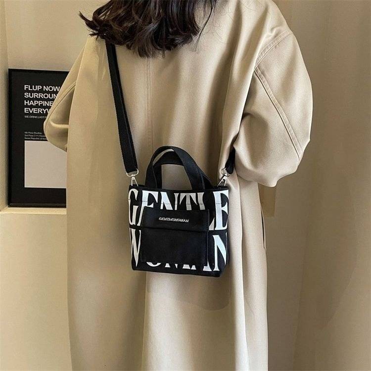 Labubu "  % ประเทศไทย GentleWoman ฮาร์ดแวร์ Mini Letter พิมพ์กระเป๋าผ้าใบแบบพกพา Contrast Color Casu