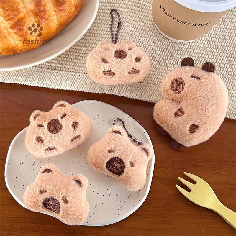 [แฟชั่น] Capybara ตุ๊กตาตุ๊กตาการ์ตูนพวงกุญแจจี้กระเป๋าตุ๊กตานุ่มกระเป๋าเป้สะพายหลังกระเป๋ารถ Key Ring Decor ของขวัญสําหรับเด็ก {TH}