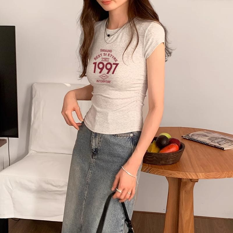 เสื้อยืดผู้หญิง แขนสั้น ใหม่เสื้อคอกลมทรงสลิม พิมพ์ลายตัวอักษรเรียบง่าย