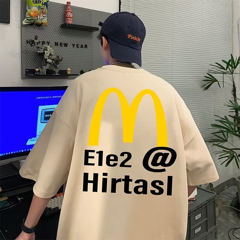 M-8xl American Style Fun Letter M พิมพ์เสื้อยืดแขนสั้นสําหรับชายแฟชั่นบางหลวมขนาดใหญ่รอบคอแขนสั้นเสื