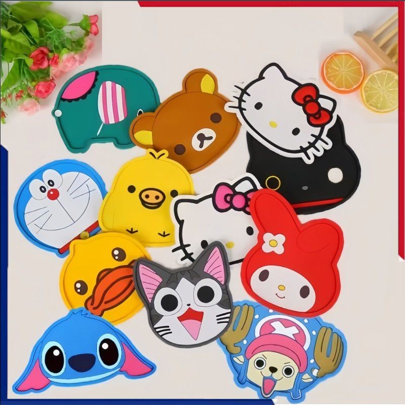 ที่รองแก้ว Stitch Hellokitty อุปกรณ์ต่อพ่วง แผ่นรองแก้ว PVC กันลื่นพร้อมฉนวนกันความร้อน ที่รองแก้วลายตัวการ์ตูนแอนิเมชั่น เครื่องใช้บนโต๊ะอาหารสำหรับเด็ก 🎇
