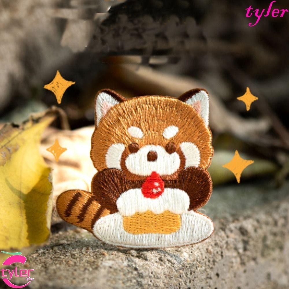 Tyler แพนด้าสีแดง แพนด้าน้อย มีกาวในตัว เสื้อผ้า Appliques การ์ตูน DIY น่ารัก ปักลาย ป้ายตกแต่งกระเป๋า