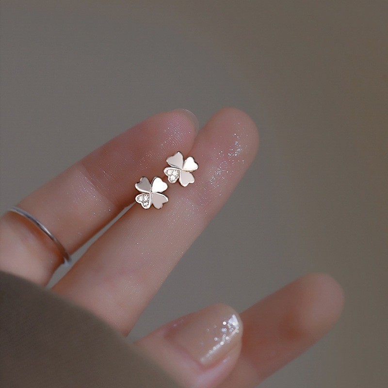 Four Leaf Clover Ear Studผู้หญิง 2024 ใหม่Pro Touchต่างหูElegant Miniต่างหูของขวัญ