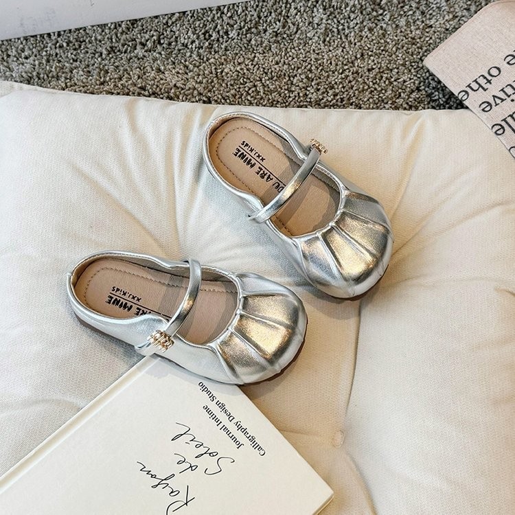 เด็กฤดูร้อนรองเท้าแตะแบนแฟชั่นจีบรองเท้าเด็กสําหรับสาวกลางแจ้งอเนกประสงค์สาเหตุเด็กวัยหัดเดินสีทึบรองเท้าแตะ