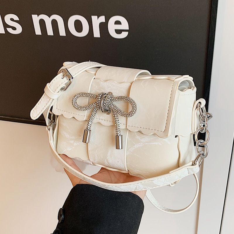 C&k Urban Chic กระเป๋าสะพายข้างหนัง PU พร้อมโบว์ Rhinestone และเครื่องรางปุย