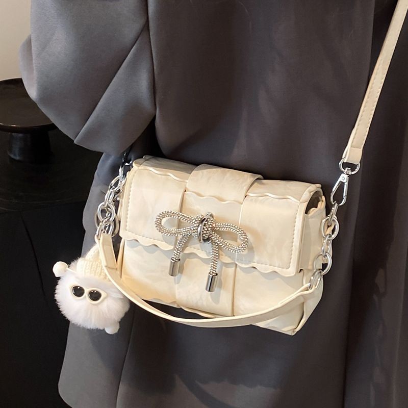 C&k Urban Chic กระเป๋าสะพายข้างหนัง PU พร้อมโบว์ Rhinestone และเครื่องรางปุย