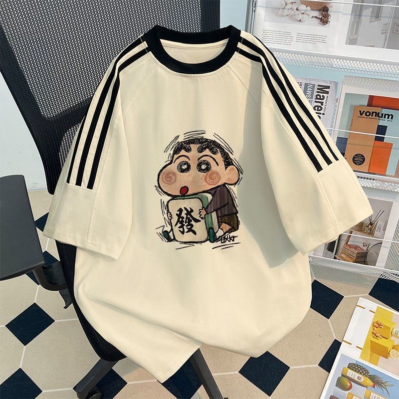 ✨Vibe สนุกไพ่นกกระจอกโชคลาภ crayon Shin-shiba พิมพ์เสื้อยืดแขนสั้นสามบาร์ผู้ชายvibeke seadge麻发财ขนาดเ