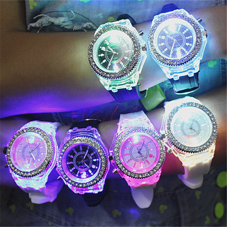 นาฬิกาข้อมือ ประดับพลอยเทียม มีไฟ led ส่องสว่าง สไตล์เกาหลี แฟชั่นสําหรับผู้ชาย และผู้หญิง นักเรียน