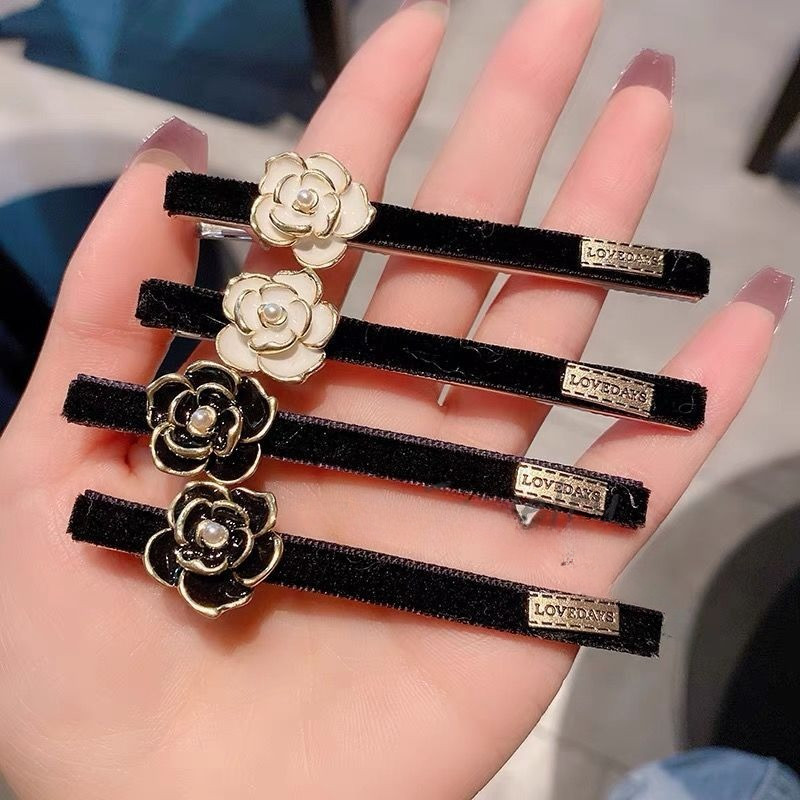 แฟชั่นเกาหลีสีดําและสีขาว ดอกเคมีเลีย กิ๊บ นักเรียนหญิงอุปกรณ์ผมของขวัญ