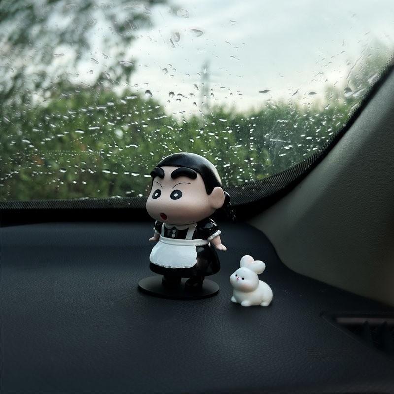 ชุดแม่บ้าน Shin-chan รถ Dashboard ตุ๊กตา: รูปเครยอนชินจังน่ารักพร้อมกระต่ายขนาดเล็กสําหรับตกแต่งภายในรถยนต์
