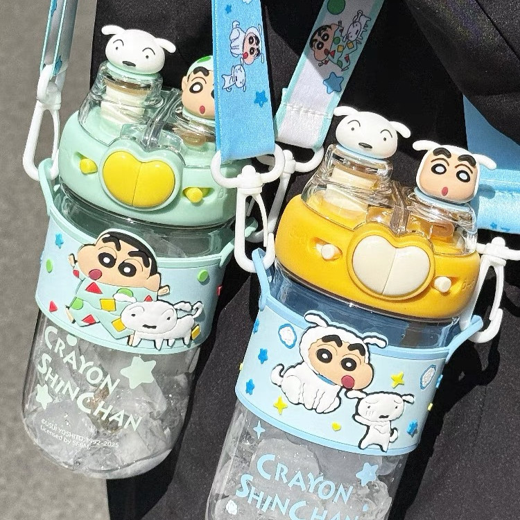 ขวดน้ํา2in1 Crayon Shinchan แก้วน้ำแก้วน้ำพลาสติกชินจัง Tritan/580ML กระติกน้ําห้อยค ถ้วยฟางเด็กนักเรียนของขวัญถ้