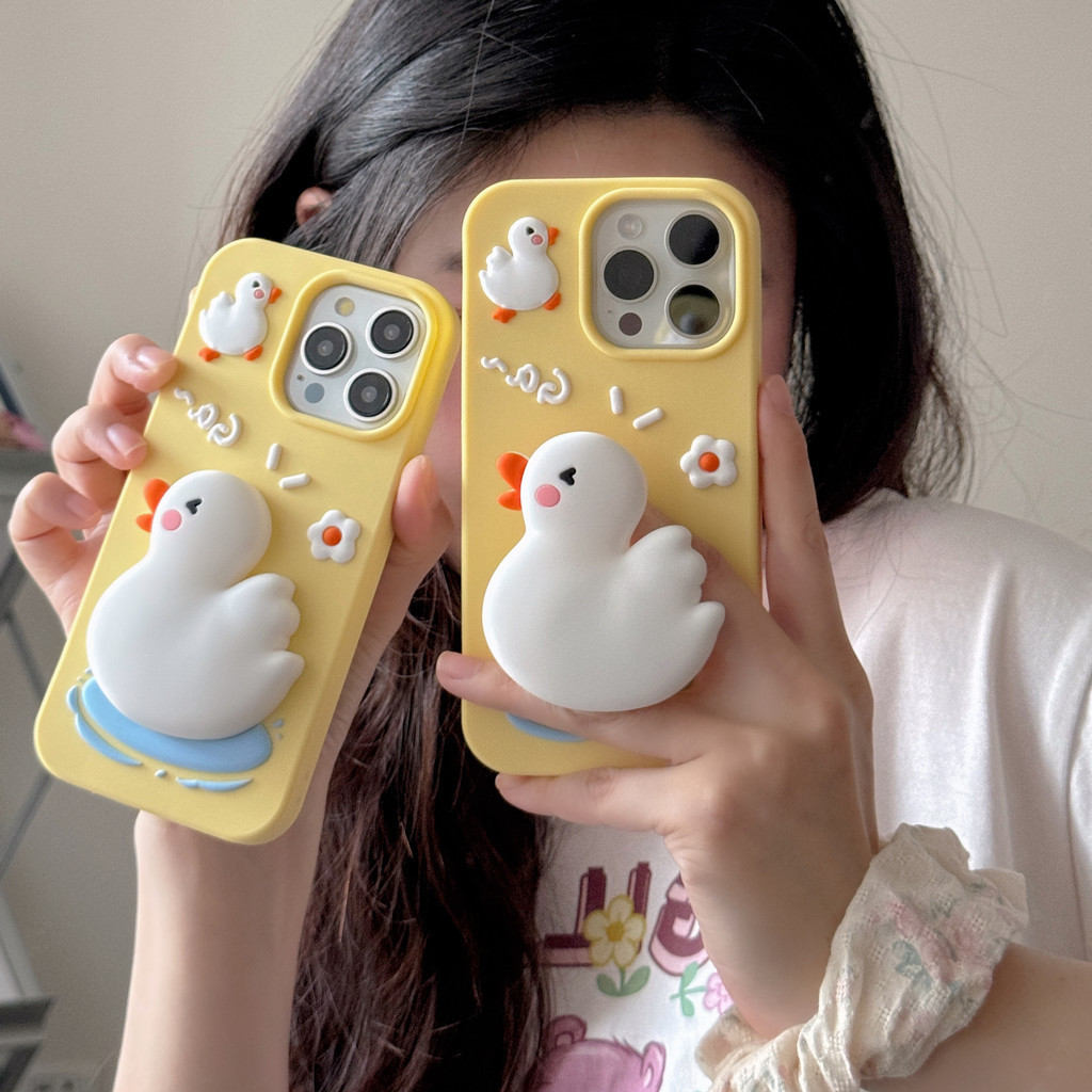 ใหม่ เคสโทรศัพท์มือถือ ซิลิโคนนิ่ม กันกระแทก ลายการ์ตูนเป็ดว่ายน้ํา พร้อมที่ตั้งวาง เหมาะกับฤดูร้อน สําหรับ 15PRO max 15PRO 1514 14PRO max 13 12PRO max 13pro max 11