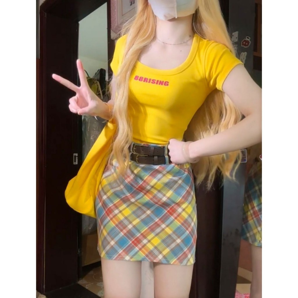 ฤดูร้อนอินเทรนด์แขนสั้น Dopamine สีเหลืองรอบคอกระโปรงลายสก๊อตสาวร้อน Slimmer ดูสวมใส่สั้นชุดสองชิ้น Slim-fit 4A9R
