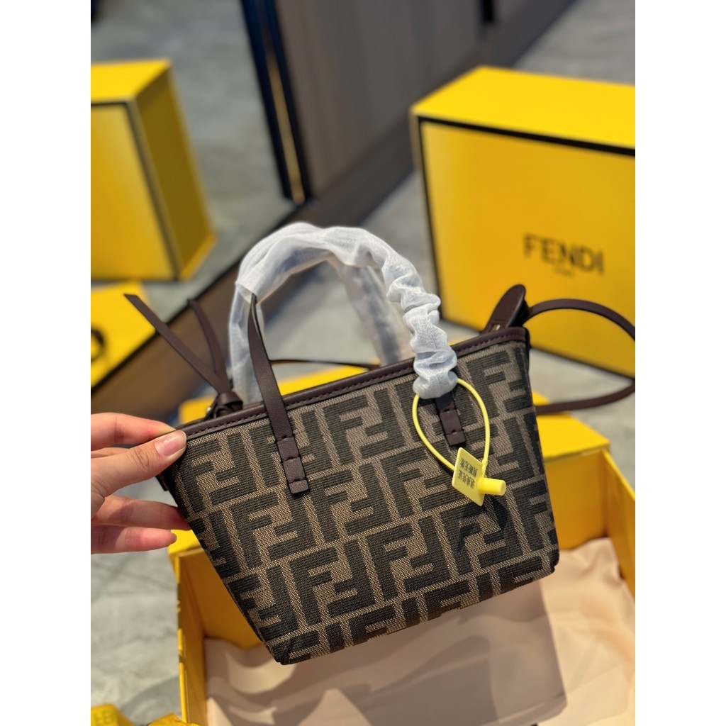 Fendi กระเป๋าสะพายสไตล์เกาหลีกระเป๋าสะพายผู้ชายและผู้หญิงกระเป๋าโท้ทกระเป๋าถือผู้หญิงระดับไฮเอนด์หรู