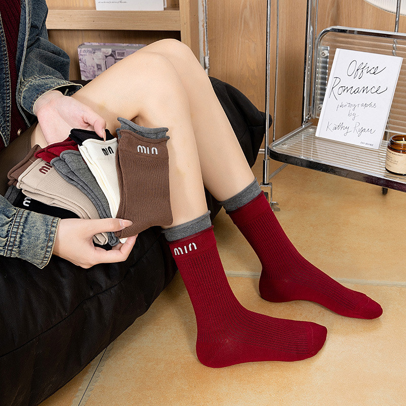 Ancora Retro Dark Red อินเทรนด์ High-End การจับคู่สีถุงเท้าคู่รูปแบบแนวตั้งถุงเท้ากลางหลอด