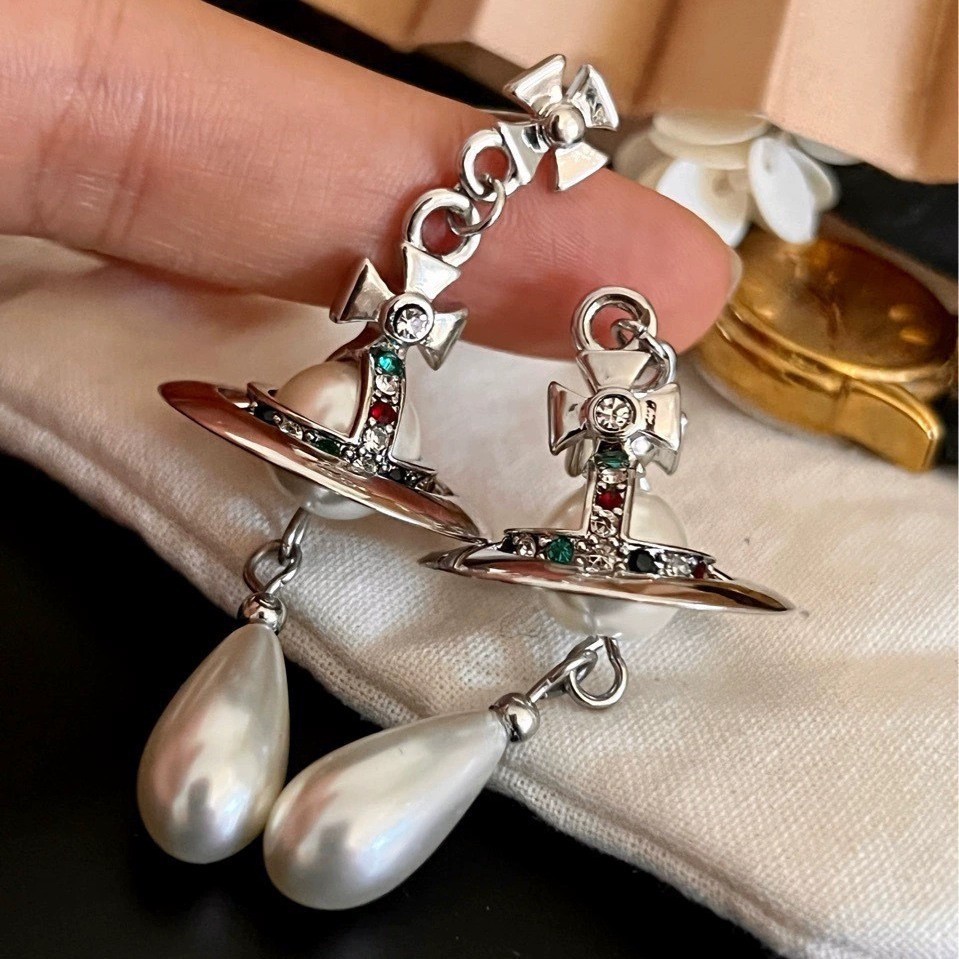 Vivienne Westwood UFO ตัวอักษรแฟชั่น Saturn ต่างหูทองเงินสีเพชรสั้น Water Drop Pearl Saturn ต่างหู