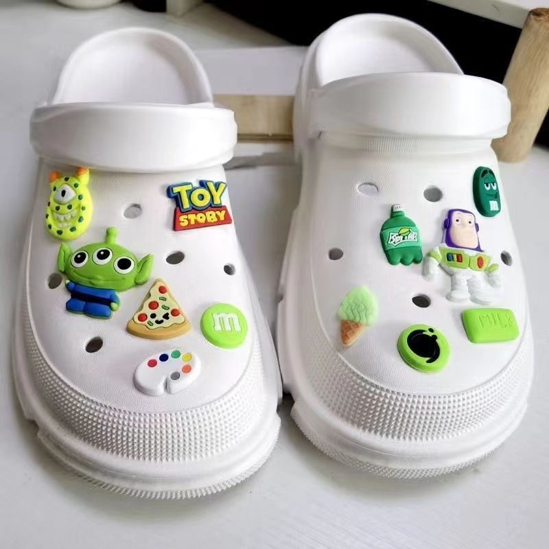 ชุดจระเข้ Jibbitz ใหม่ อุปกรณ์เสริมรองเท้ารูดอกไม้ การ์ตูนน่ารัก DIY อุปกรณ์เสริมหัวเข็มขัดรองเท้าแสนสนุก crocs charm