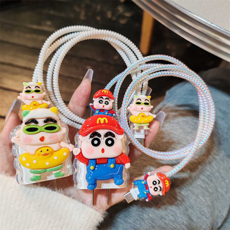 การ์ตูนน่ารักเครยอนชินจังตกแต่ง 18w/20w ชุดตัวป้องกันเครื่องชาร์จเคสชาร์จตัวป้องกันสายเคเบิลเข้ากันได้สําหรับ iPhone11 12 13 14pro max