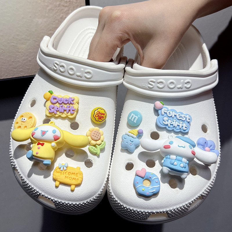 การ์ตูน My Melody Sanrio Jibbitz ชุดสําหรับ Crocks Cinnamoroll Croc อุปกรณ์เสริม Charms Kuromi Crocs Design Pins Cherry Blossoms Jibbits สําหรับเด็กรองเท้าหัวเข็มขัดตกแต่ง