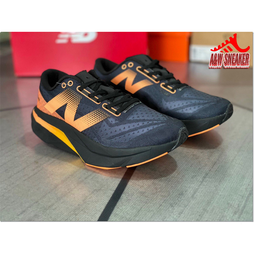 [ของแท้] รองเท้าผ้าใบ Balance New Balance Fuelcell SC Elite V4 (พร้อมถุงเท้าเป็นของขวัญ) J66N