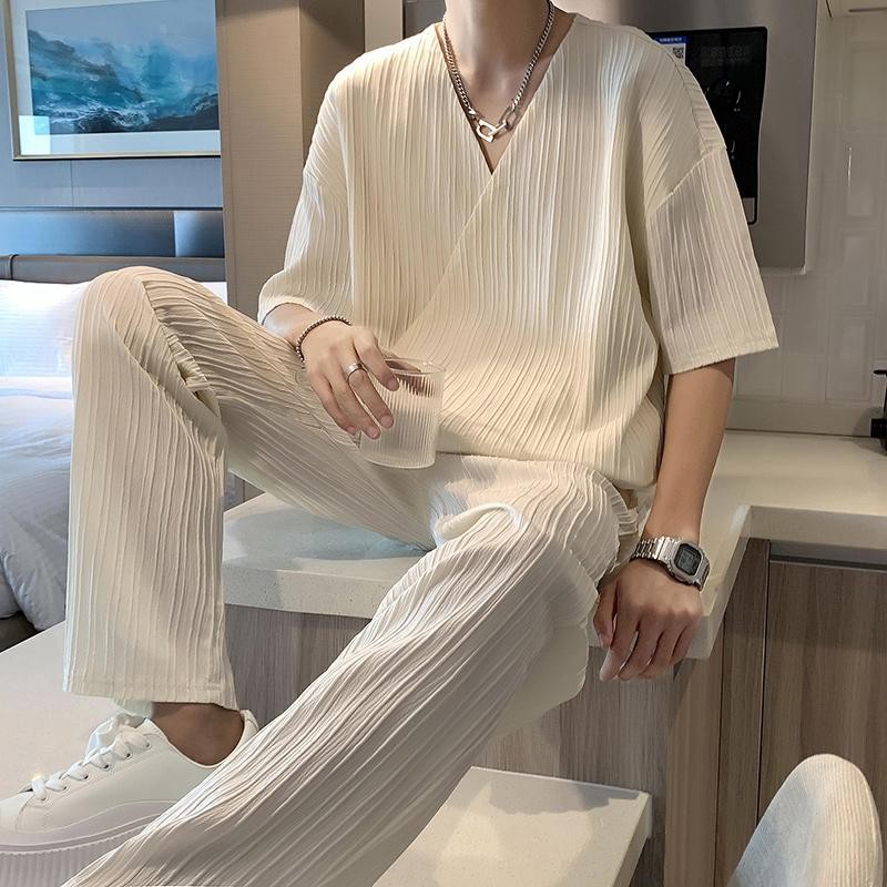 50-150กิโลกรัมขนาดใหญ่สูทขนาดใหญ่เสื้อผ้าผู้ชายผ้าไหมน้ําแข็งเย็นสูทผ้าไหมน้ําแข็งชุดกีฬาผู้ชายขนาดใหญ่150กิโลกรัมคอวีแขนสั้นเสื้อยืดกางเกงสูทสองชิ้นอังกฤษ ยูปปี้ ชุดหล่อฤด