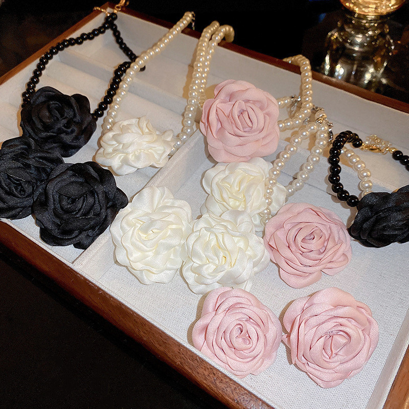 แฟชั่น Hepburn สไตล์ดอกไม้สร้อยคอไข่มุกสตั๊ดภาษาฝรั่งเศสคํา Vintage สร้อยข้อมือเครื่องประดับ