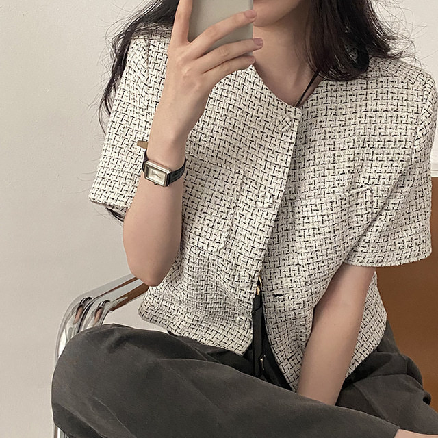 Chic พร้อมส่ง เสื้อ แฟชั่นผ้าทวิต แขนสั้น เสื้อคลุม กระเป๋า2ข้าง เนื้อผ้าใส่สบาย สไตล์ลำลอง