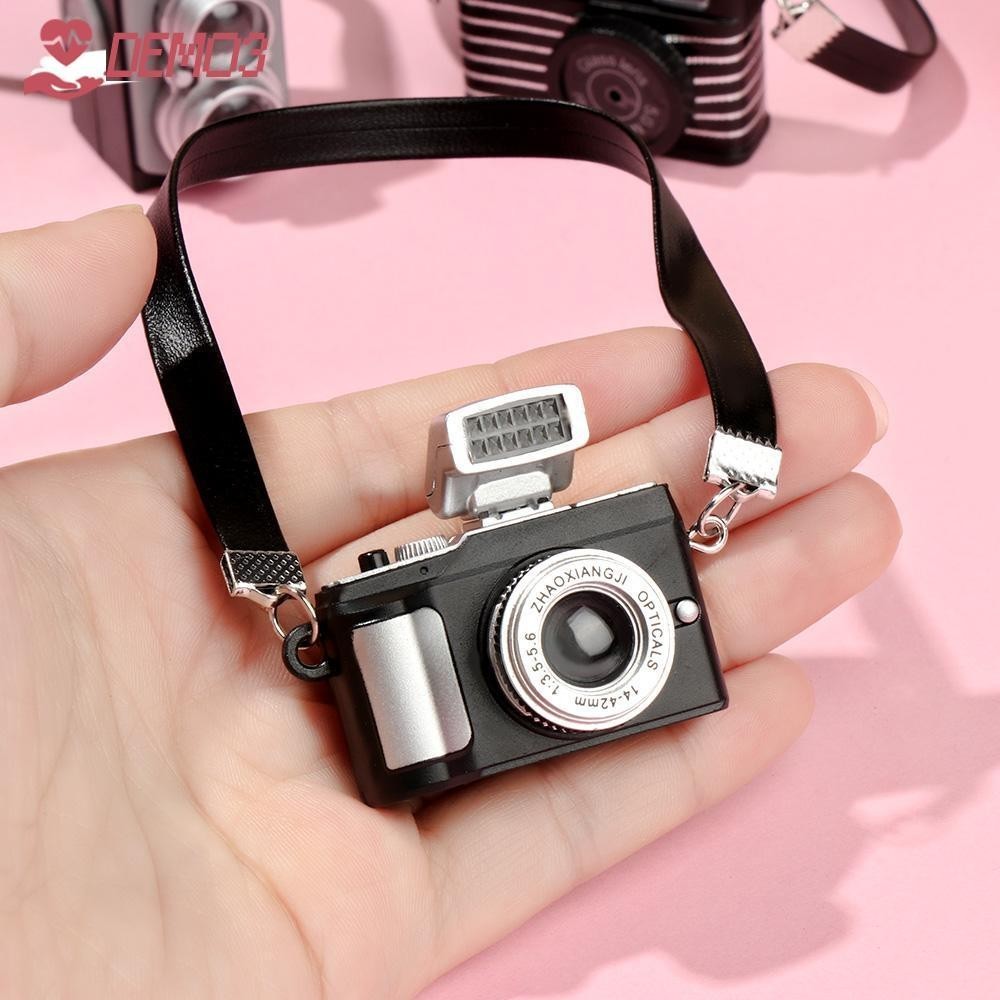 Demo3 1 กล ้ อง 12 Scale Miniature ตุ ๊ กตา Camera, Mini SLR กล ้ องดิจิตอลรุ ่ นสีดําเข ็ มขัดชัตเตอร ์ และแฟลชตุ ๊ กตาอุปกรณ ์ เสริมแฟชั ่ นเด ็ กของเล ่ นของขวัญ