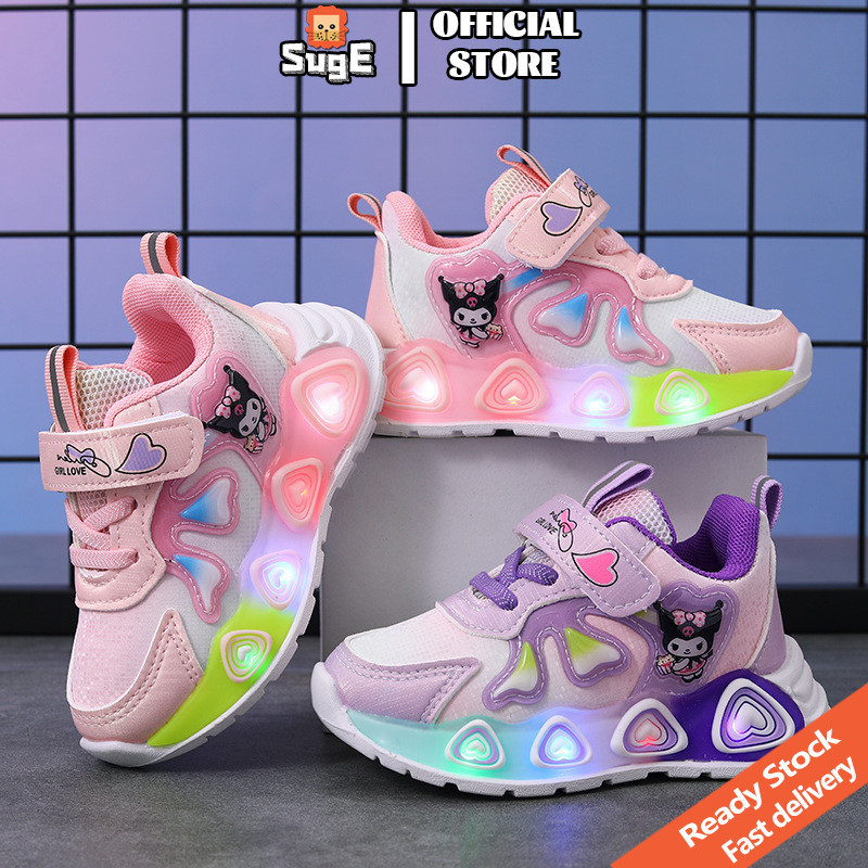 SUGE รองเท้าผ้าใบลําลองคูโลมิ มไฟ น้ําหนักเบา ลายการ์ตูน แฟชั่นสําหรับเด็กผู้หญิง