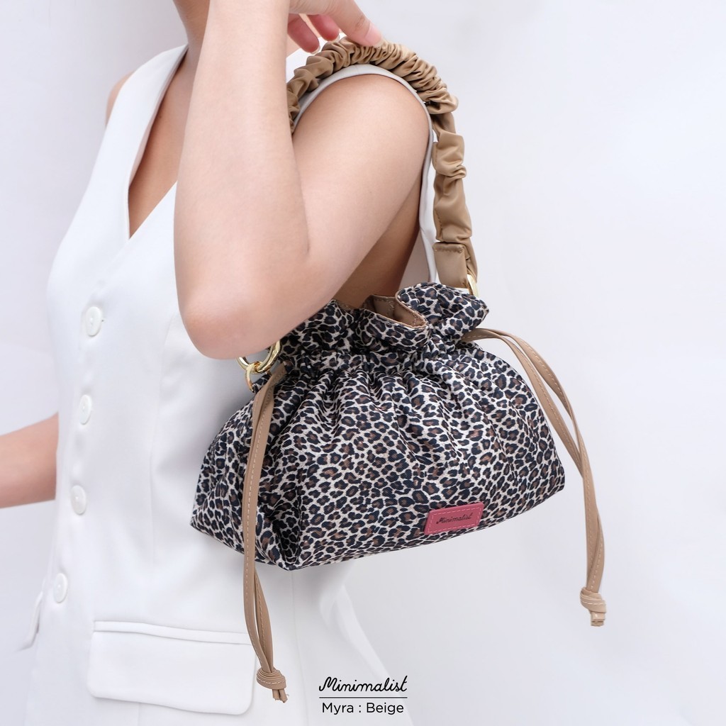 𝐌𝐈𝐍𝐈𝐌𝐀𝐋𝐈𝐒𝐓 กระเป๋าผ้าทรงขนมจีบ รุ่น Myra  (Beige) กลับด้านใช้ได้ 2 สไตล์ในใบเดียว