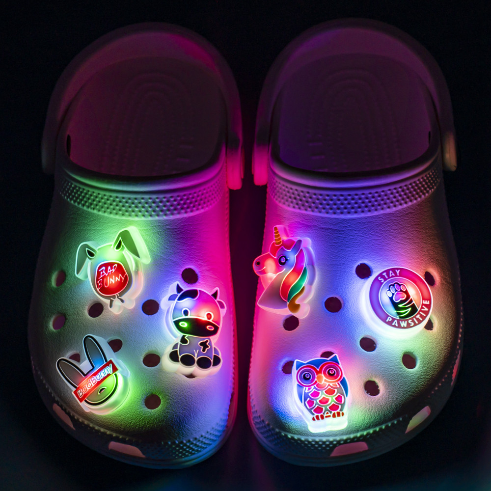 การ์ตูน jibits อะนิเมะผีเสื้อ Jibitz Croc Glow ใน Dark Pokemon Croc Jibbits สําหรับผู้หญิงรองเท้าอุปกรณ์เสริม Psyduck รองเท้า Charms Pin ตกแต่ง