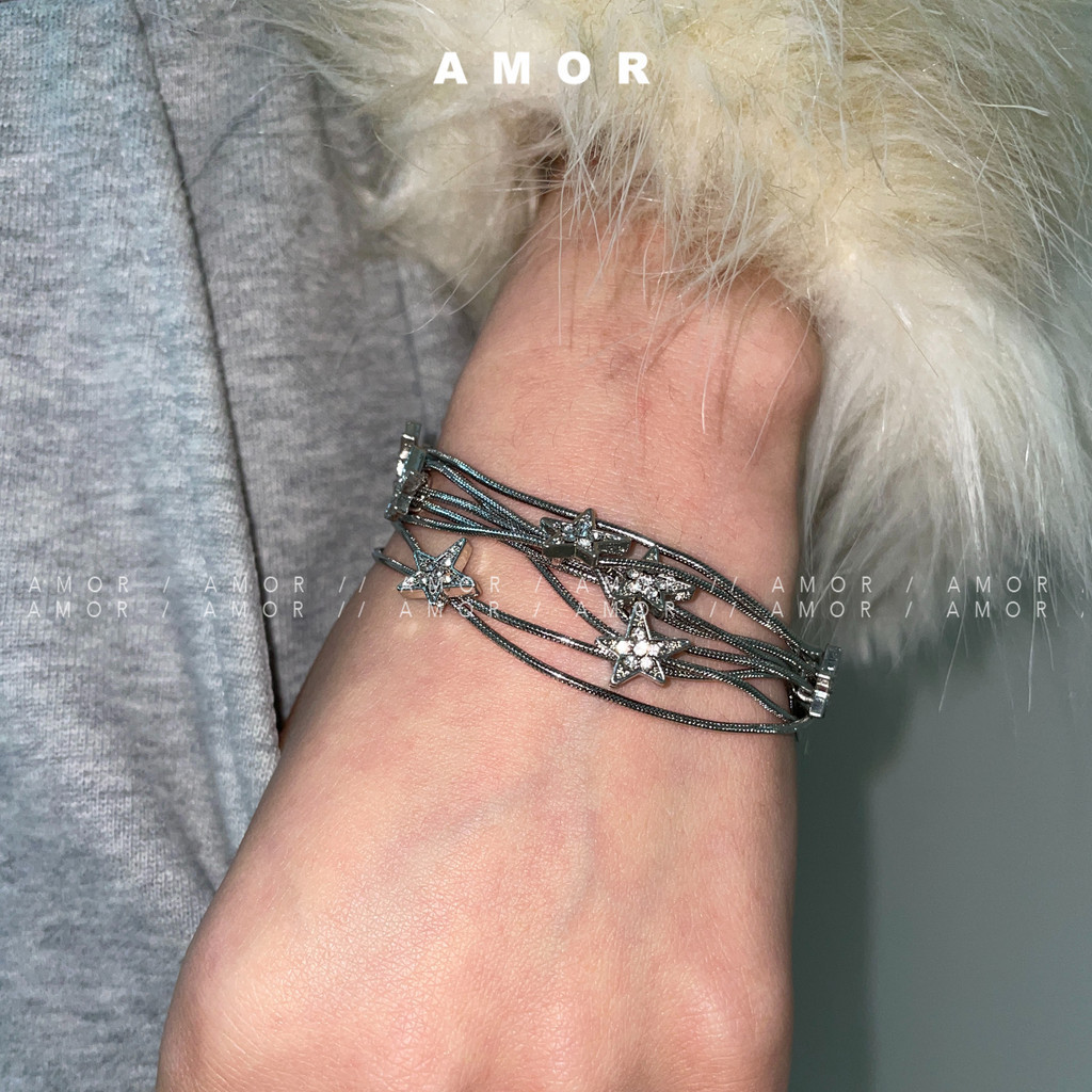 สาวเผ็ดหวานและเย็นหลายชั้นประกายเพชรดาวสร้อยข้อมือแม่เหล็ก อินสตาแกรม กับสไตล์เย็นและสง่างาม