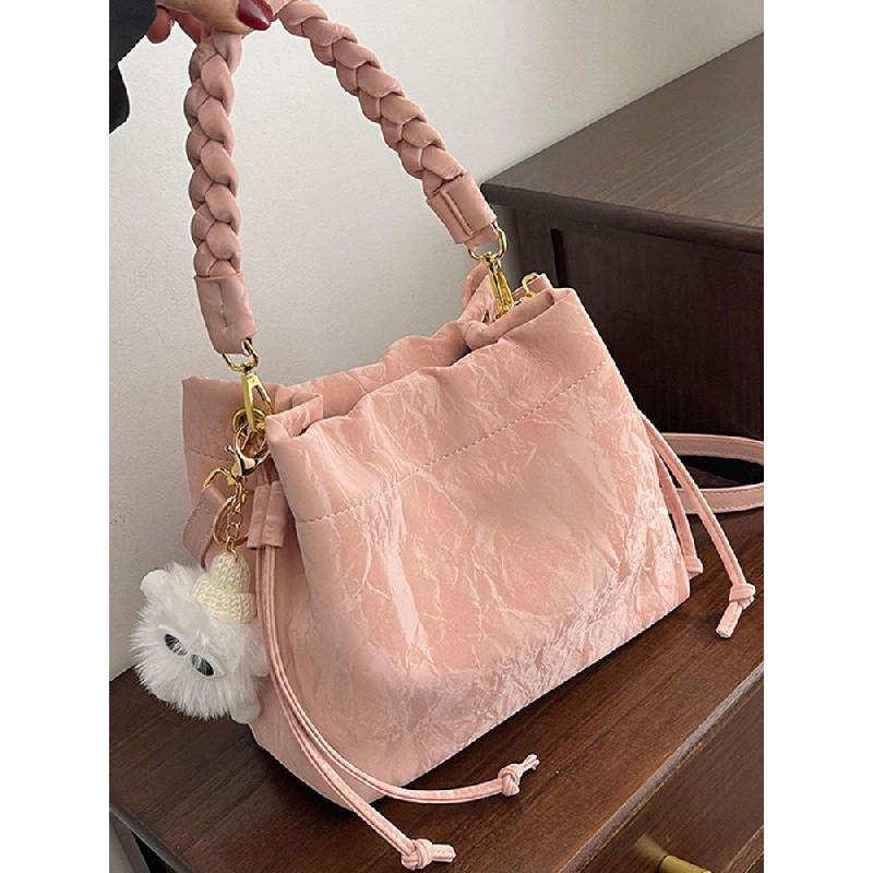 High-end Western สไตล์ Niche สีชมพูกระเป๋าผู้หญิง 2024 ใหม่ All-Match Messenger กระเป๋าแฟชั่นกระเป๋าถือกระเป๋า