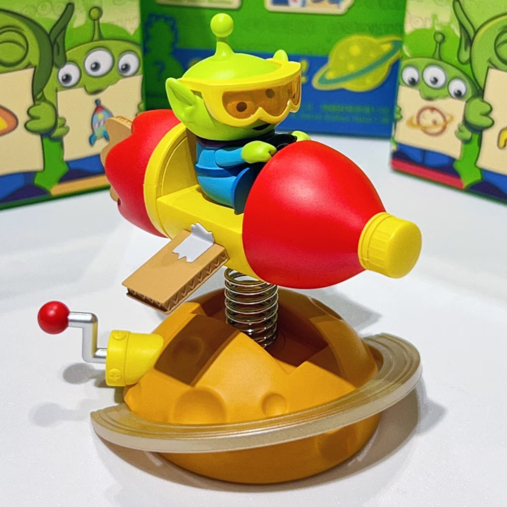 [ ของแท้ ] POPMART Disney Pixar Three-Eyed Alien Party Game Series Blind Box Doll Action Figures เครื่องประดับของเล่นอินเทรนด์คริสต์มาสของขวัญประณีต